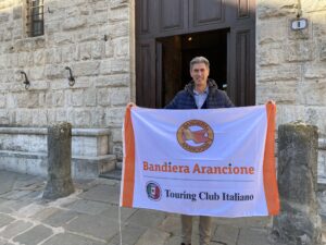 Sindaco Angiolini sventola la Bandiera Arancione di fronte al Palazzo Comunale