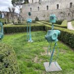 Foto di statue di Grudda nel giardino della Fortezza a Montepulciano