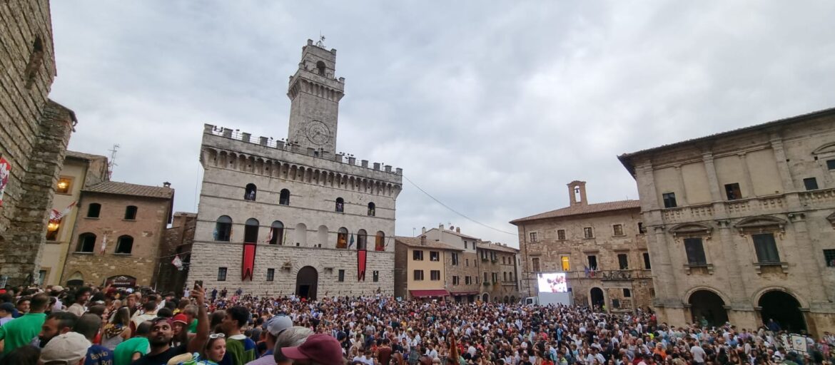 piazza di montepulciano durante bravìo delle botti
