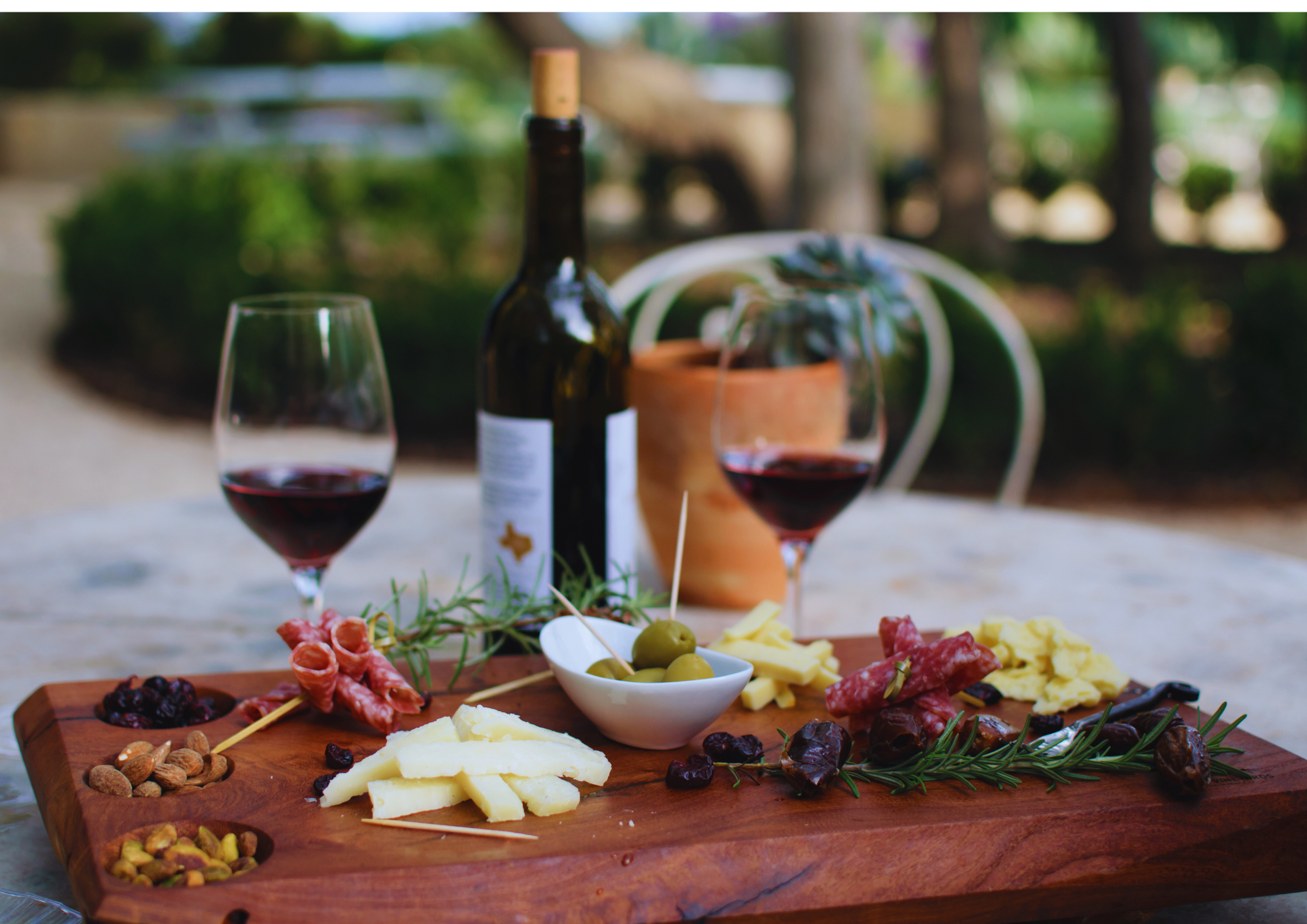 Vino Rosso con tagliere di cibo