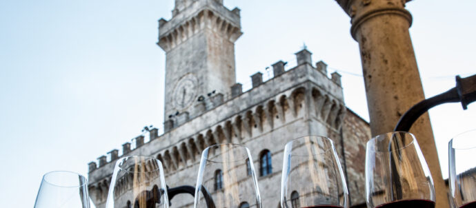 calici di vino di fronte al palazzo comunale