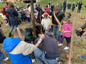 tanti bambini piantano un albero