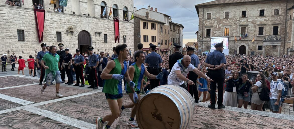 spingitori contrada di cagnano spingono la botte sul sagrato del duomo in piazza grande a montepulciano